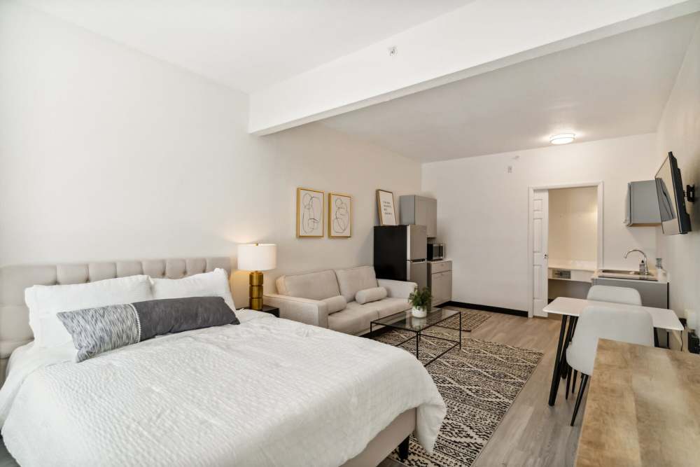 Cozy room with bed and couch at Vivo Living Kissimmee in Kissimmee, Florida