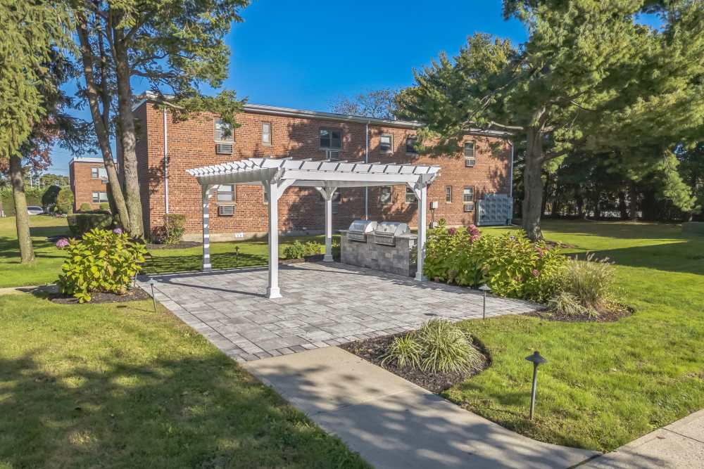 Grill and picnic area at Eagle Rock Apartments at Hicksville/Jericho in Hicksville, New York