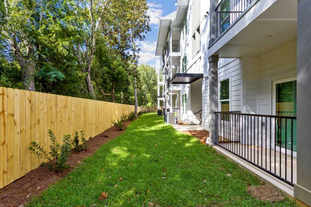  Two-Bedroom Apartments in Pensacola, FL - City North - Courtyard with a Manicured Lawn, Apartment Complex View, and Sidewalk Access