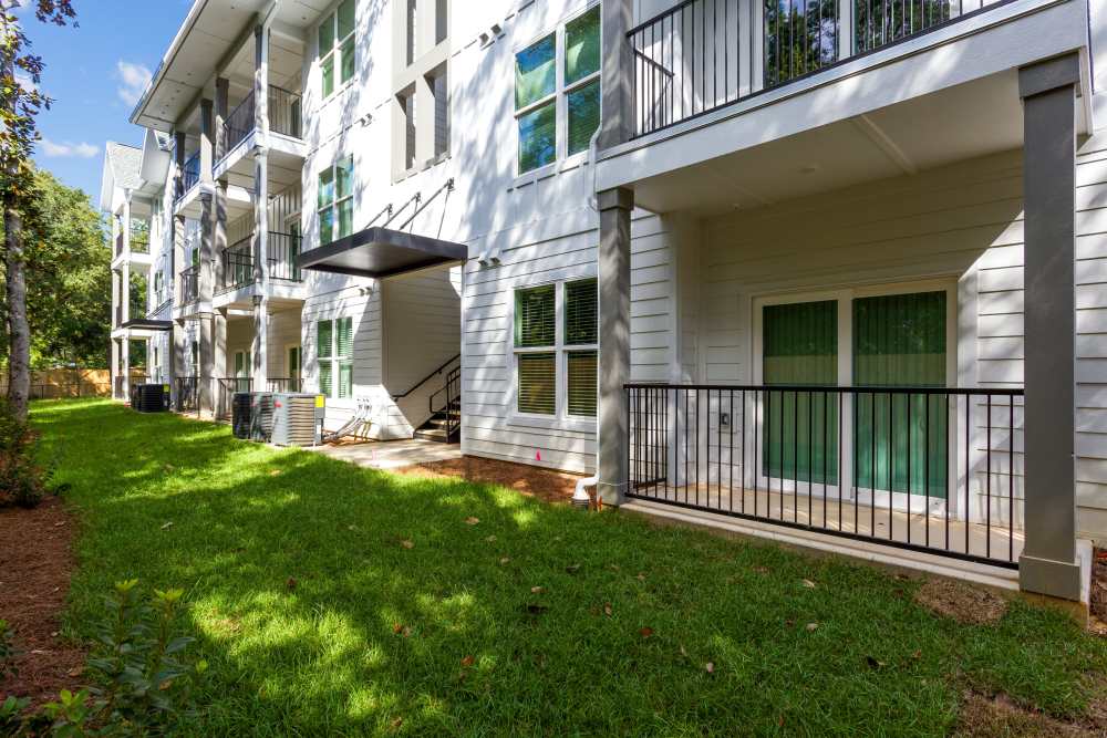 Two-Bedroom Apartments in Pensacola, FL - City North - Courtyard with a Manicured Lawn, Apartment Complex View, and Sidewalk Access
