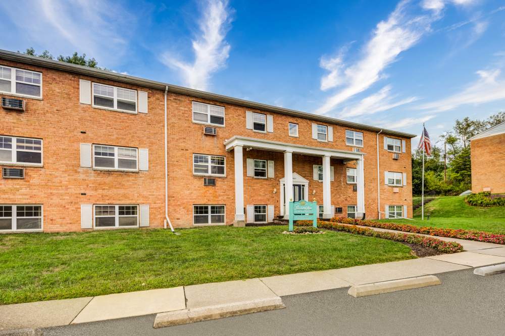 Exterior view and the entrance of the apartments at Presidential Arms Apartment Homes in Allison Park, Pennsylvania