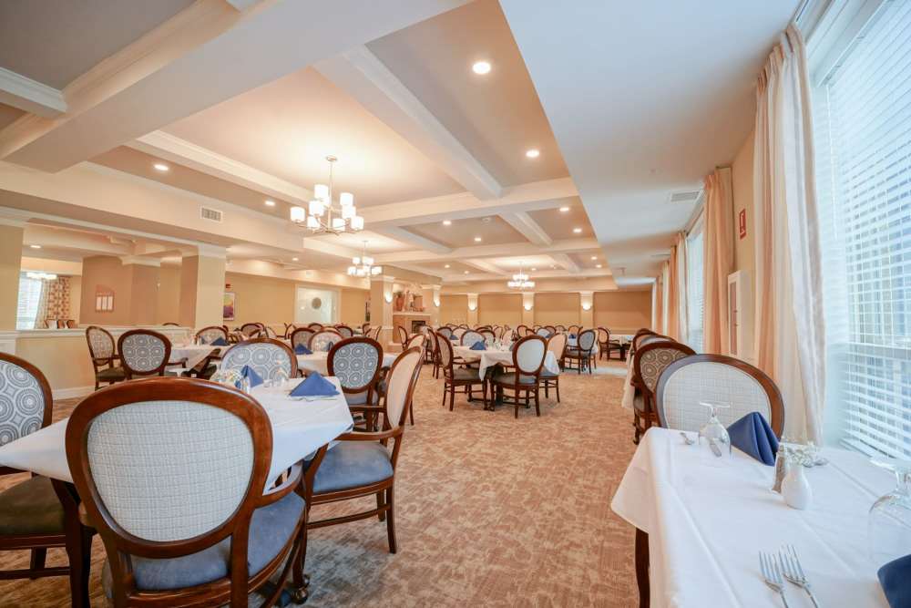 Dining at Harmony at Bellevue in Nashville, Tennessee