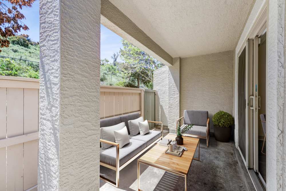 a welcoming living area at Eucalyptus Ridge in Lakeside, California