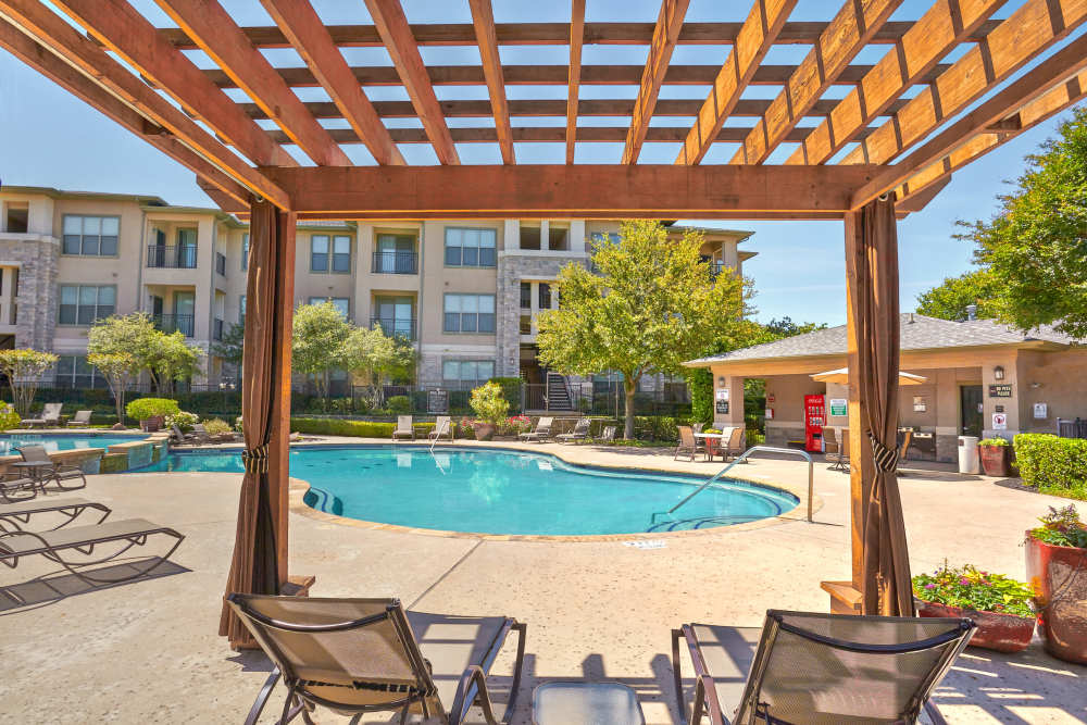 Pergola and pool at Oakville Apartments in Austin, Texas