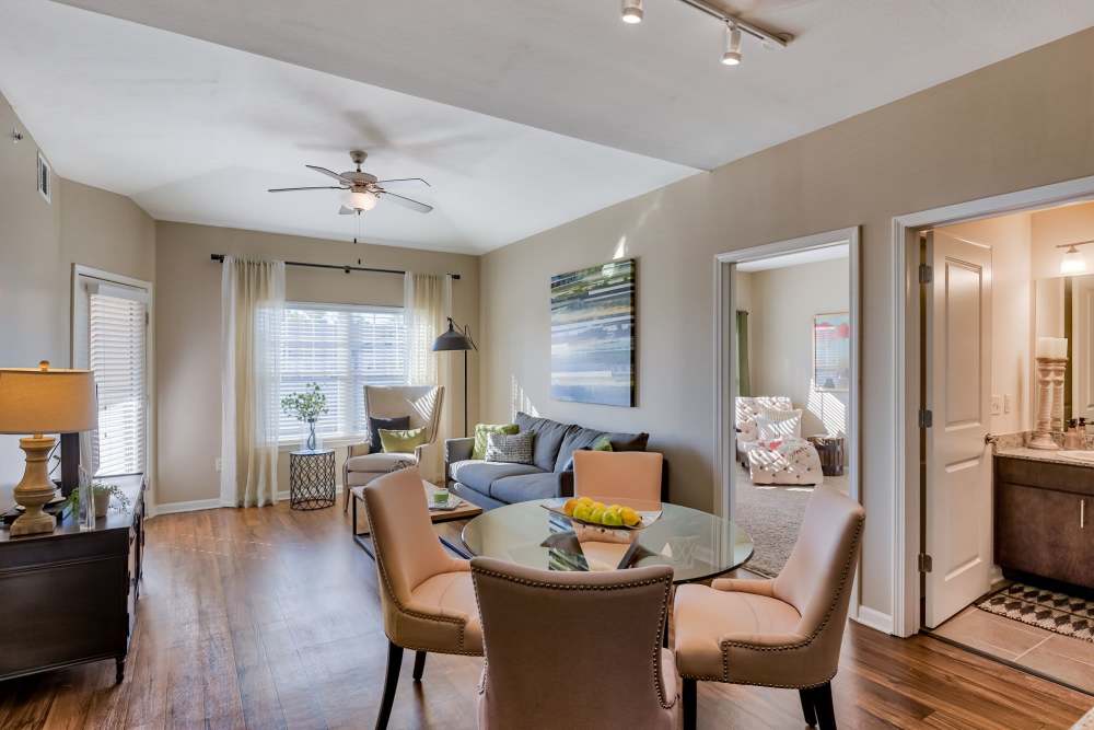 dining area at ((location_name}} in Kansas City, MO