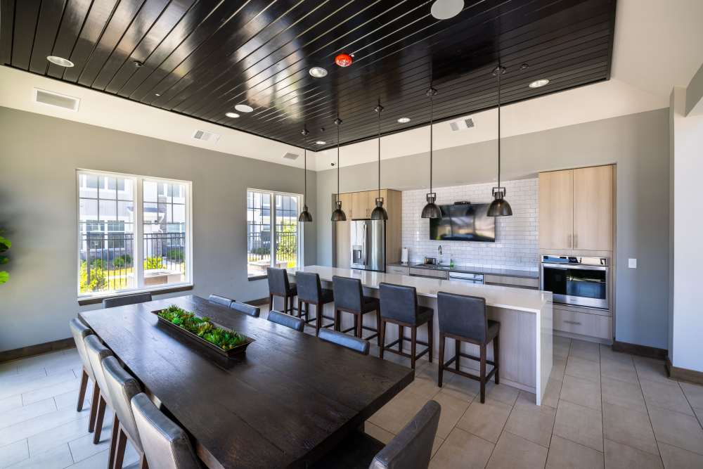 clubhouse kitchen at ((location_name}} in Romeoville, IL