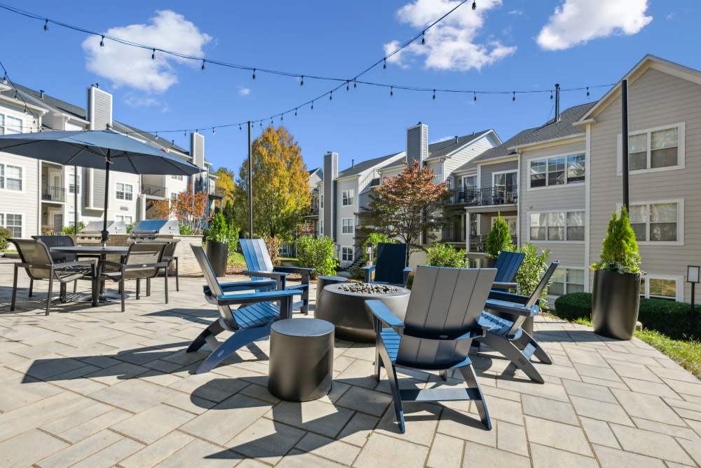 Outdoor grilling station and dining area at Knoll at Fair Oaks in Fairfax, Virginia