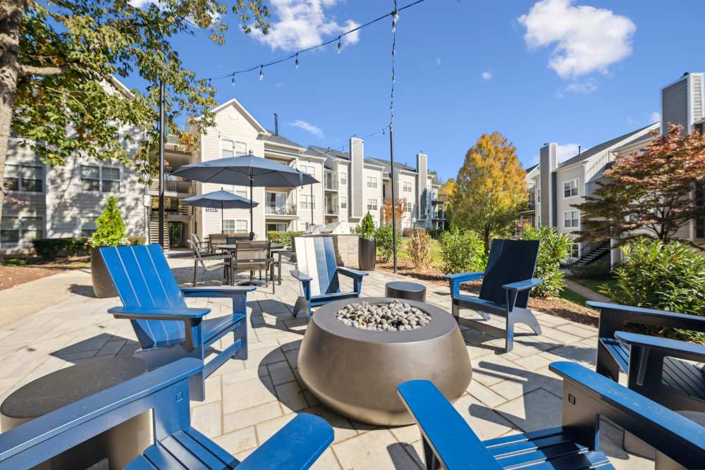 Outdoor firepit lounge at Knoll at Fair Oaks in Fairfax, Virginia