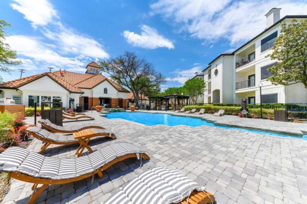 Large swimming pool with lounge beds at Benton in Dallas, Texas, 