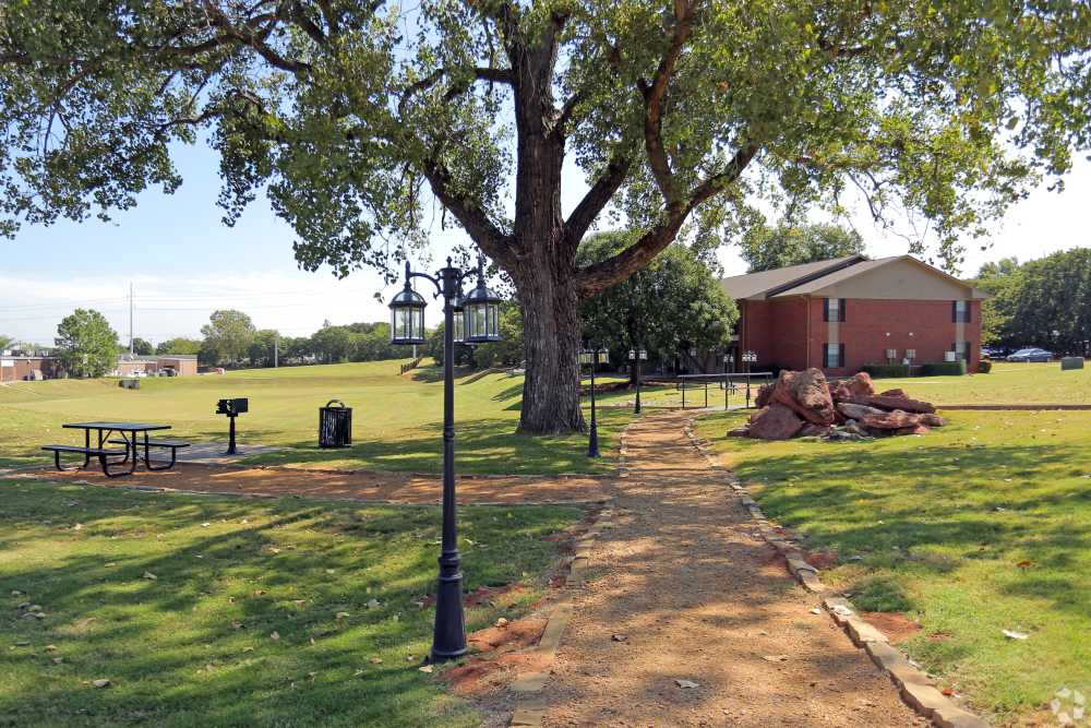 Beautiful grounds at Oxford Oaks Apartments in Edmond, Oklahoma