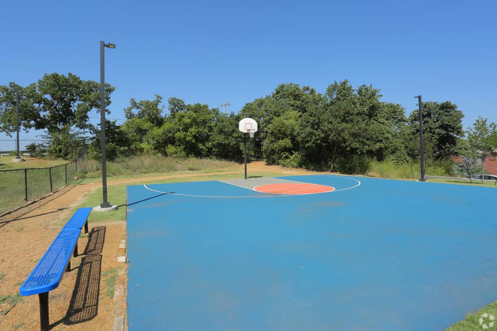Basketball court at Oxford Oaks Apartments in Edmond, Oklahoma