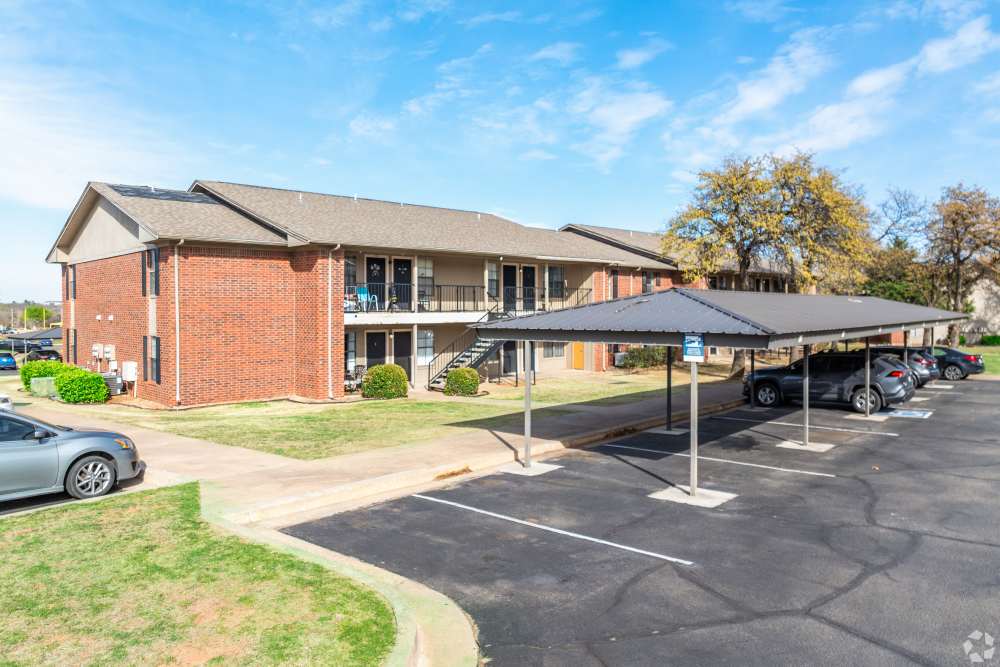 Exterior of Oxford Oaks Apartments in Edmond, Oklahoma