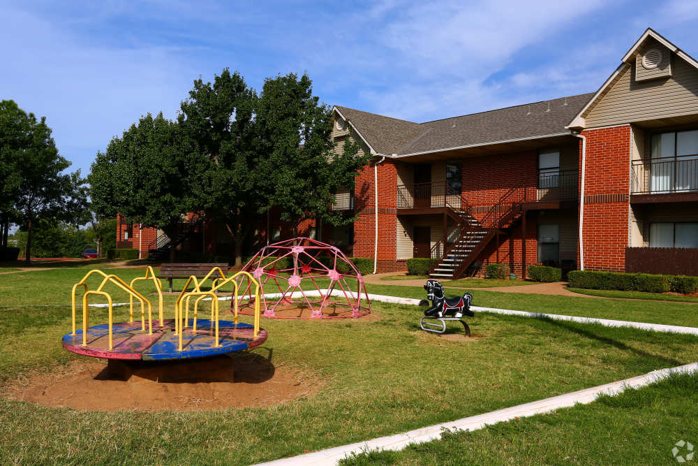 Exterior of Coffee Creek Apartments in Edmond, Oklahoma