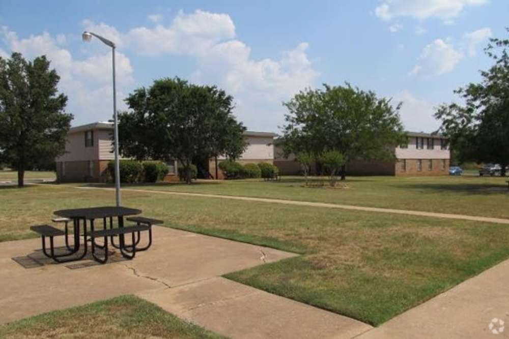 The grounds at Reeds Landing Apartments in Edmond, Oklahoma