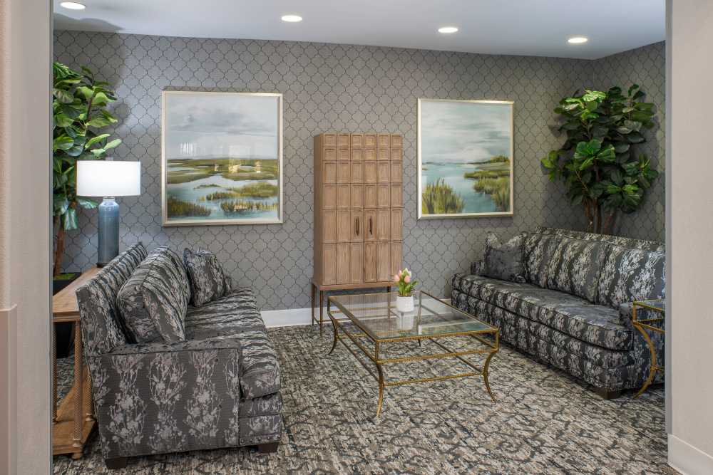 A room with couches and a coffee table at Ridge at the Stratford in Phoenix, Arizona