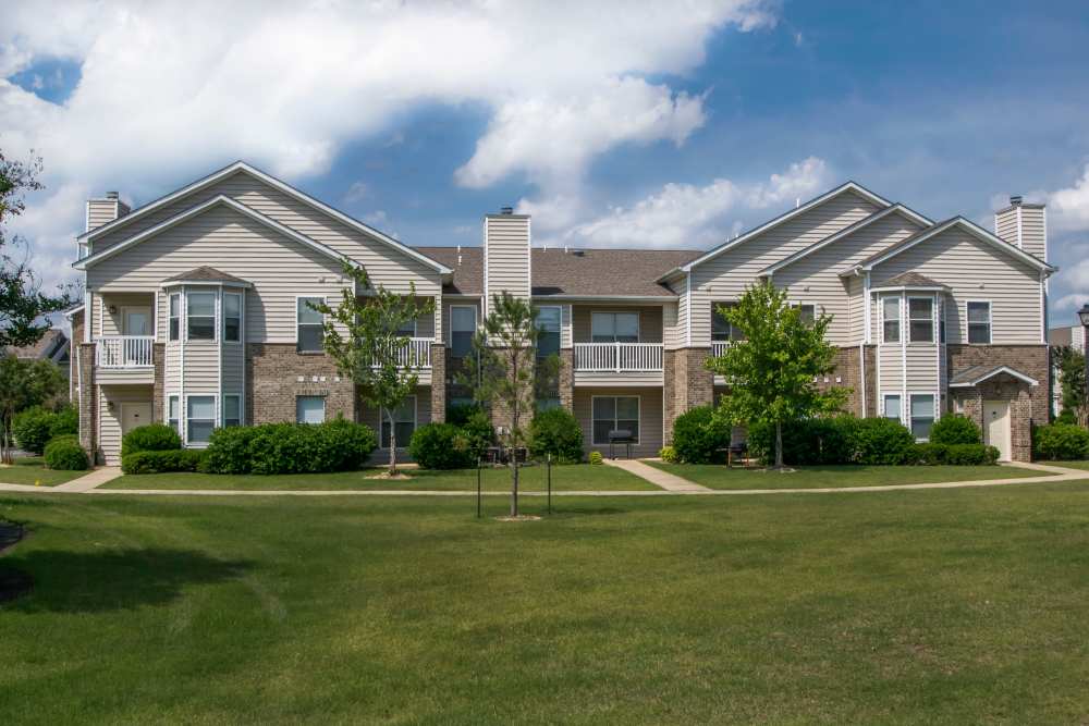Building exterior with a spacious lawn in the front at Waterford Place Apartments & Townhomes in Memphis,Tennessee