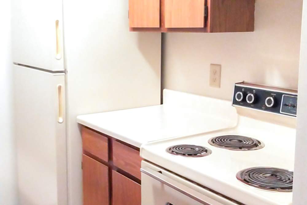 Kitchen with appliances at Mill Pond (Brooklyn) in Brooklyn, Michigan