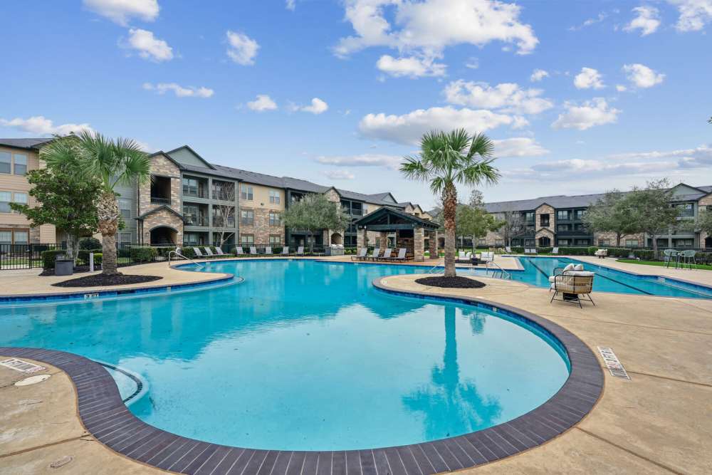 Resort-swimming pool at Barron Park in Pearland, Texas