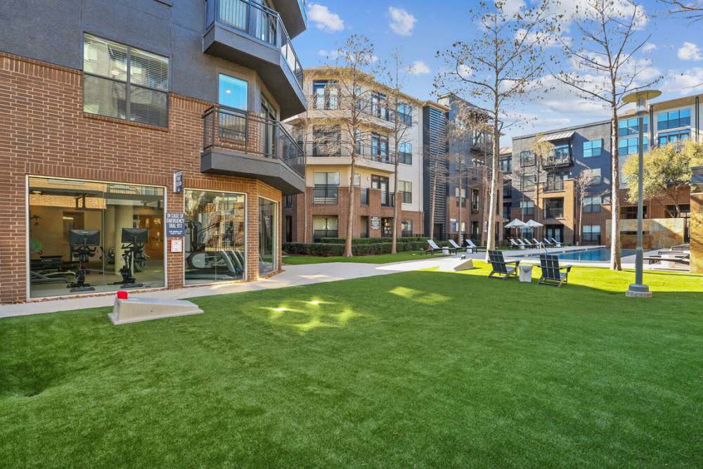 Beautifully landscaped courtyard in the apartments at Dorian and Encore in Plano, Texas