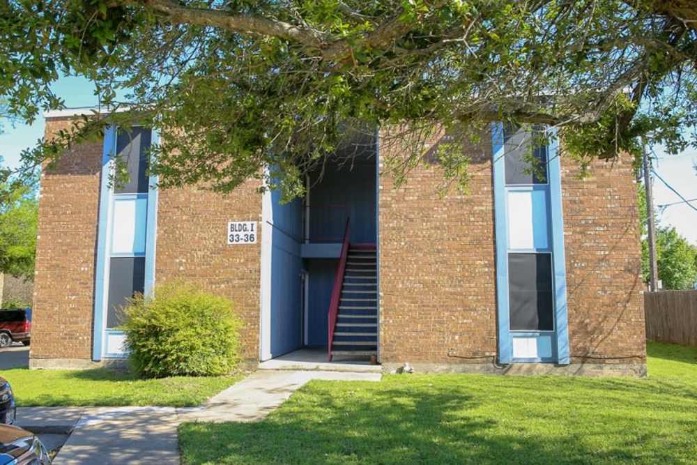 Apartment building eith stairs leading to the above floor at Park Ridge in Gainesville, Texas