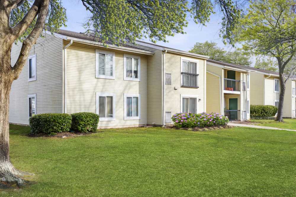 Property courtyard at Smallwood Gardens in Waldorf,Maryland