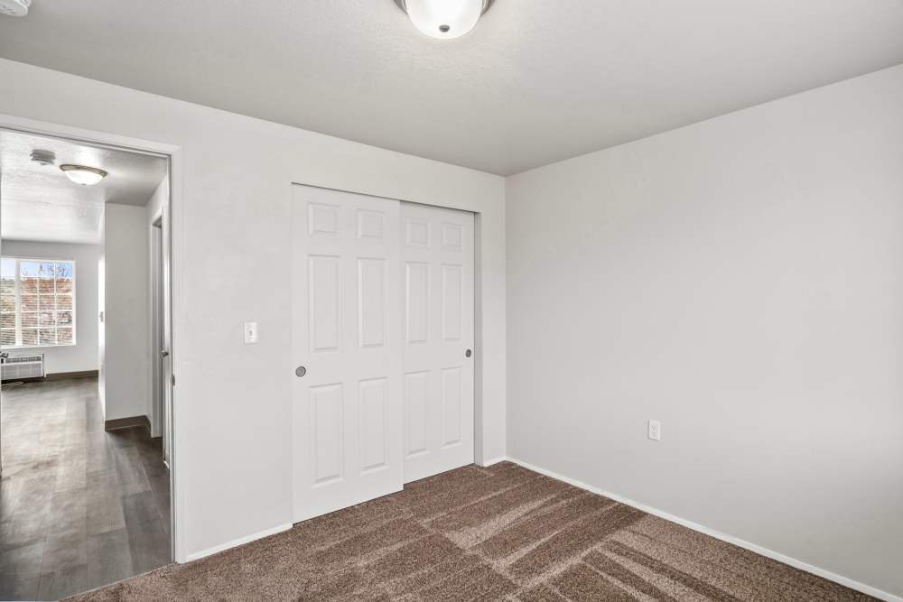 Spacious room with white walls at Cascade Ridge in Madras, Oregon