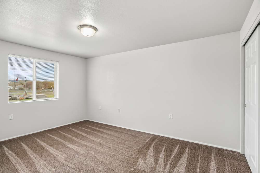 Spacious room with beige carpet at Cascade Ridge in Madras, Oregon