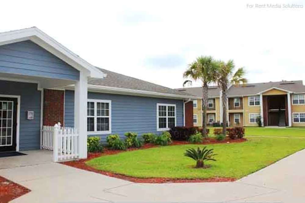 Exterior view of the apartment building at Ochlockonee Pointe Apartments in Midway, Florida