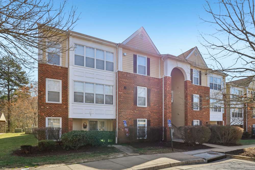 Exterior view of building at Malvern Lakes Apartments in Fredericksburg, Virginia