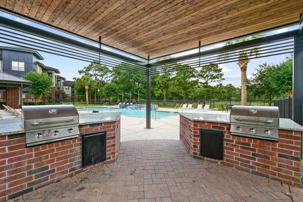 Outdoor bbq grill at Beacon Lakes in Dickinson, Texas