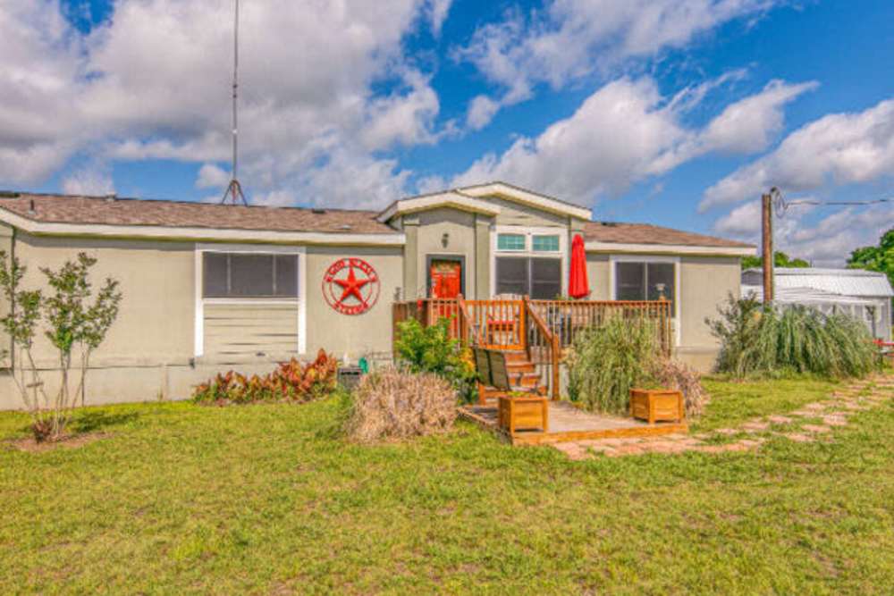 Exterior view of the apartment building at IC Creek Ranch in Leonard, Texas