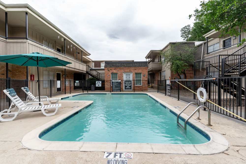 Community grill picnic table at Arbor Park Apartments in Hurst, Texas