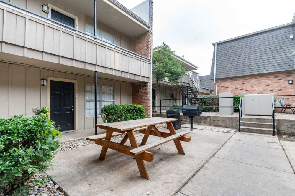 Picnic table at Arbor Park Apartments in Hurst, Texas