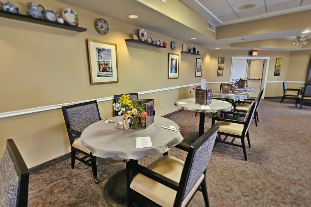 Spacious lounge area at Neawanna By The Sea in Seaside, Oregon