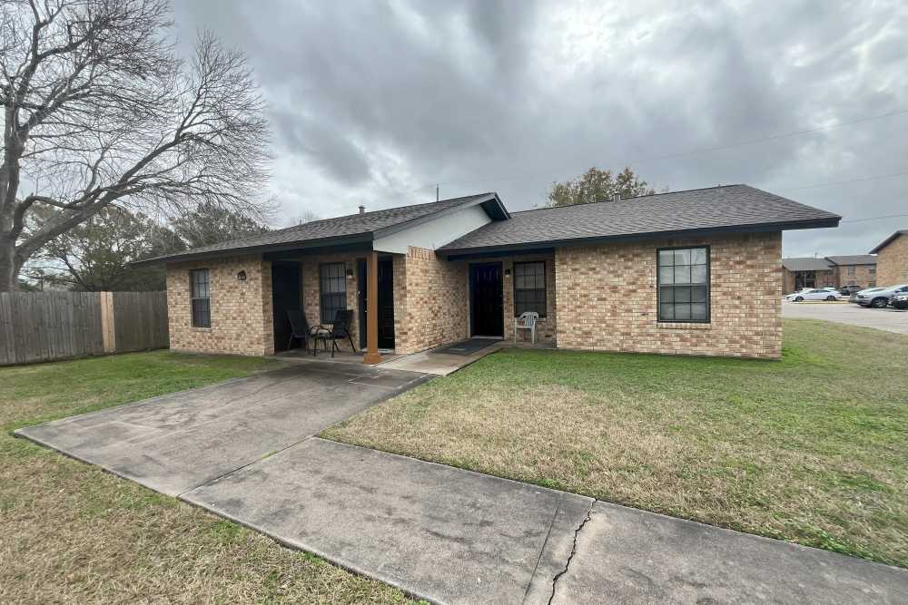 Outdoor view and lush greenery at Oakcrest South in El Campo, Texas