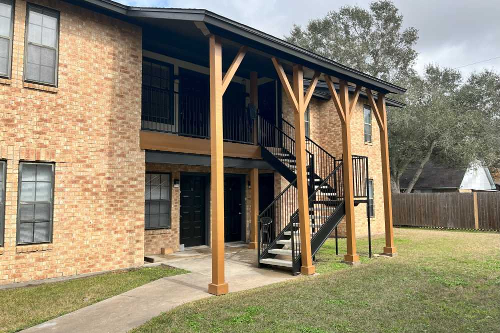 Outdoor view of the aparmtent at Oakcrest South in El Campo, Texas
