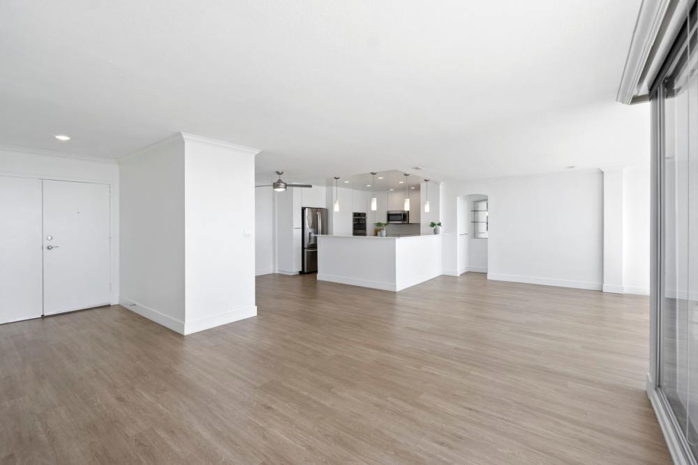 Spacious apartment room with a beach view at 1900 Ocean Apartment Homes in Long Beach,California