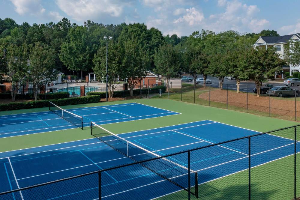 Landings at Sweetwater Creek apartments tennis court