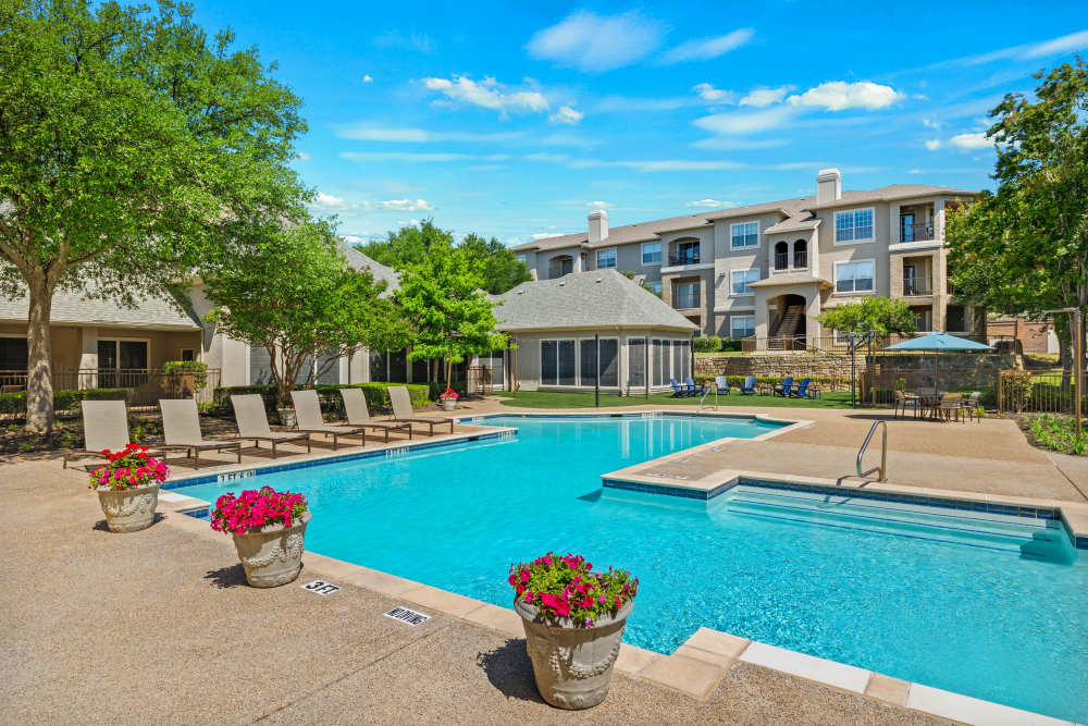 Beautiful swimming pool at Ballantyne Apartments in Lewisville, Texas
