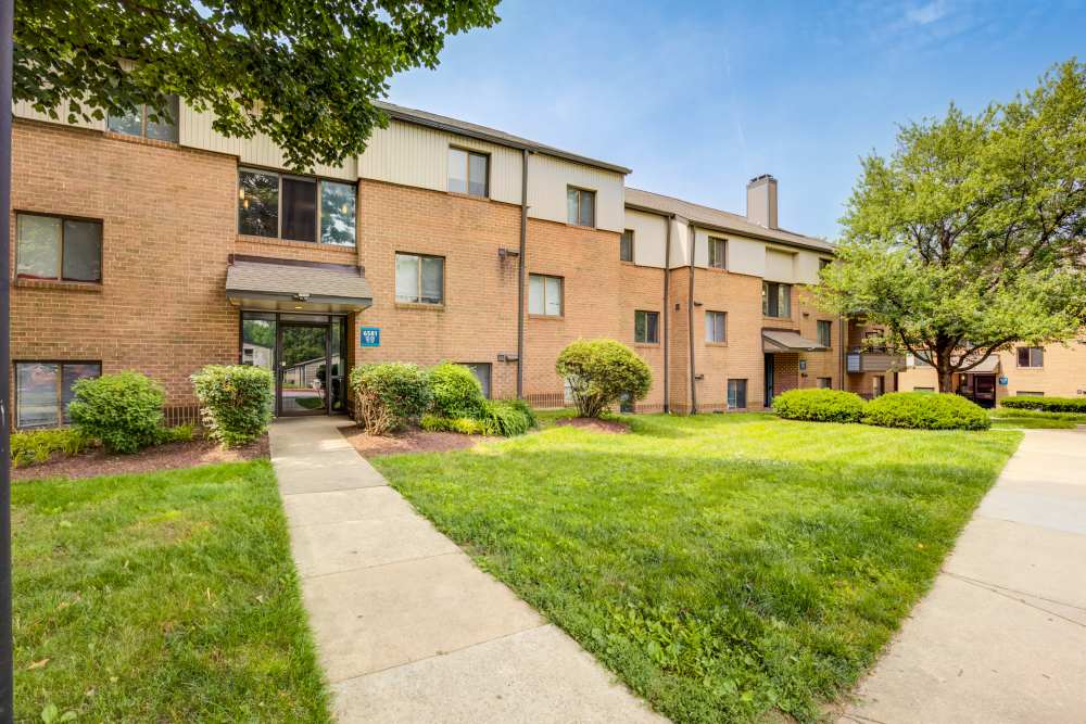 Exterior pathway at Preserve at Cradlerock Apartment Homes in Columbia, Maryland
