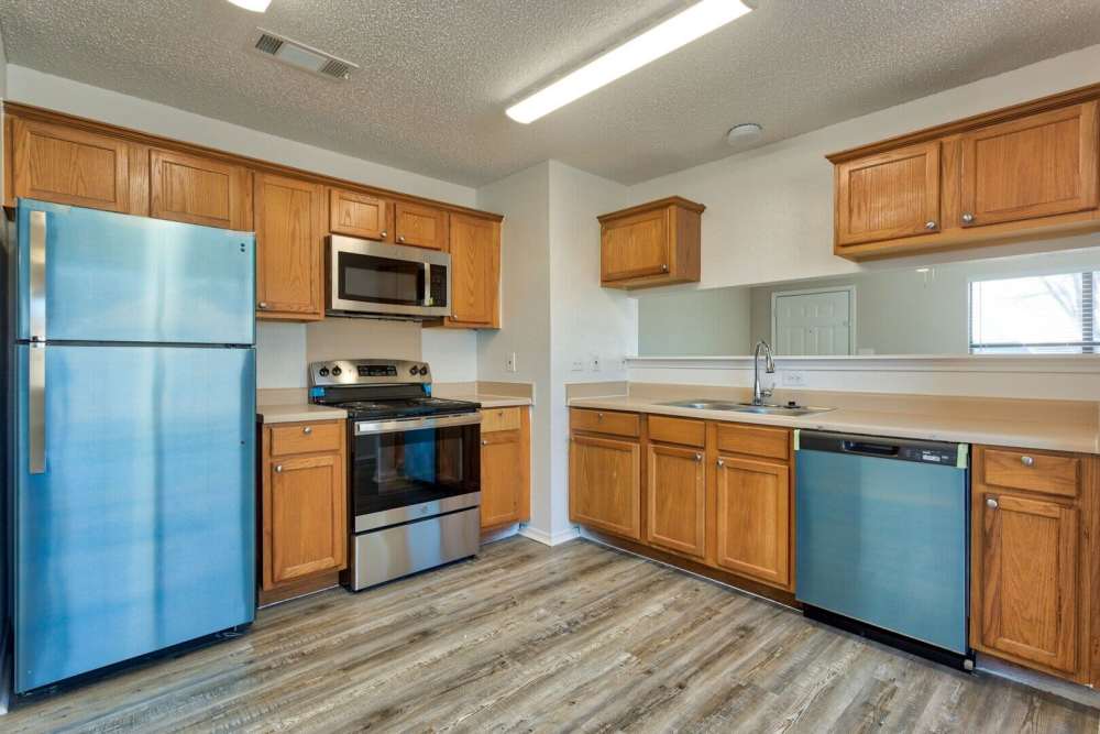 Fully equipped kitchen with wood-style flooring at Brookstone Park Of Seminole in Seminole, Oklahoma, 