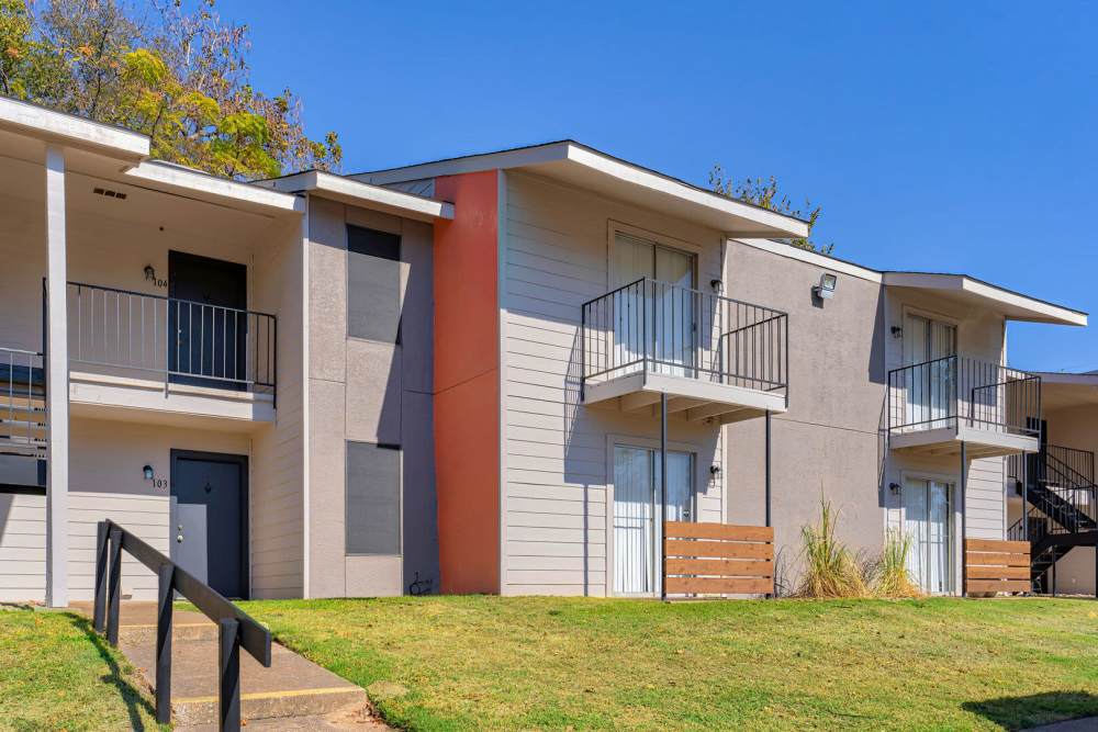 Exterior view of the apartment building at Oak Manor Apartments in Henderson, Texas
