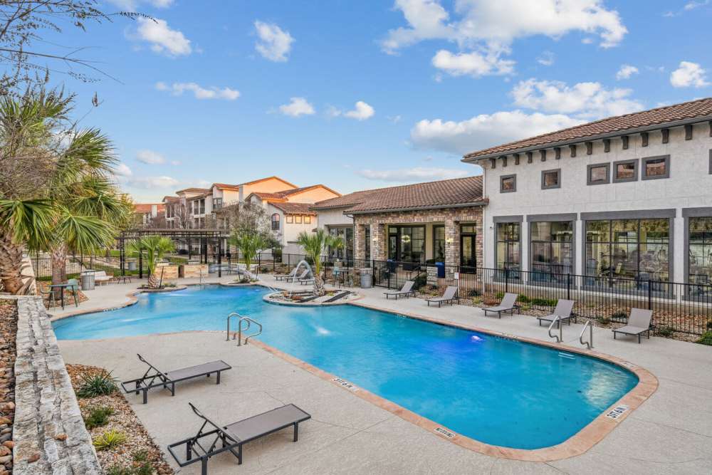 Swimming pool with lounge beds at Costa Bella in San Antonio, Texas