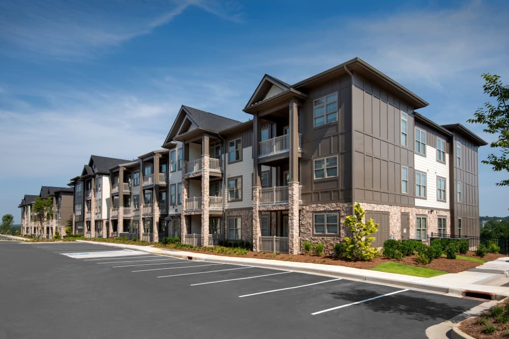 Building exterior view with parking lot at Timberline View in Buford, Georgia