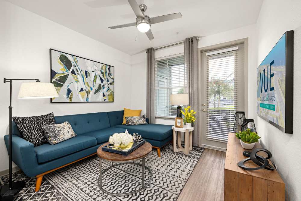 Cozy apartment living room with large area rug and sectional sofa at Vue on Lake Monroe in Sanford, Florida