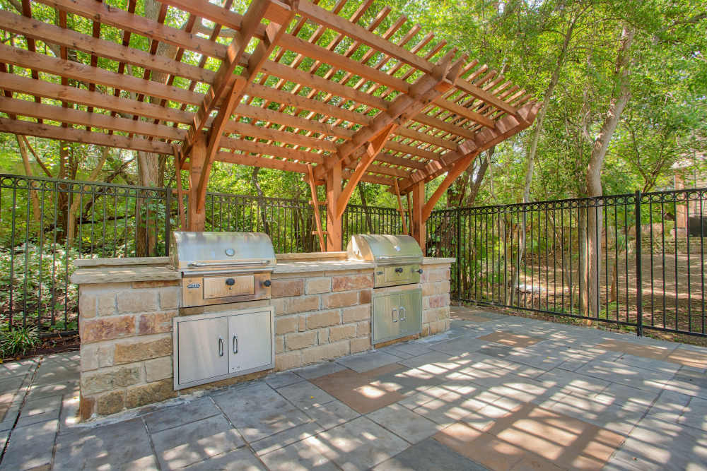 Outdoor BBQ at Highlands Creek Apartments in Dallas,Texas