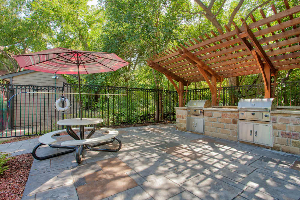 Community grilling station at Highlands Creek Apartments in Dallas,Texas