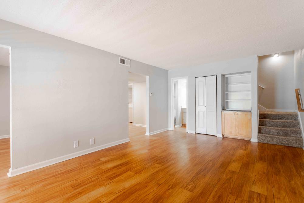 A tidy room featuring hardwood floors and white walls, creating a bright and spacious atmosphere at 865 Bellevue Apartments in Nashville, Tennessee