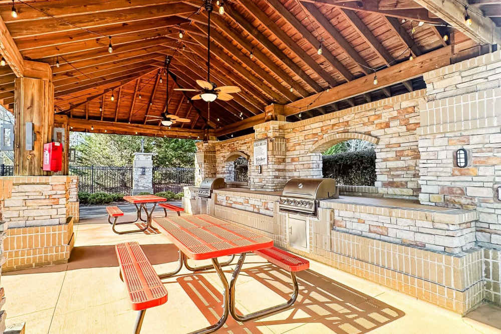 Outside sitting area and a kitchen at Windsor Upon Stonecrest in Burlington,North Carolina