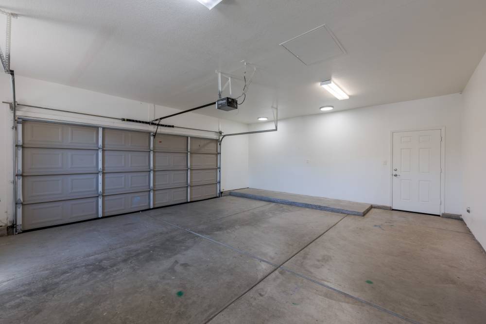 2-car garage at Reagan Park in Lemoore, California